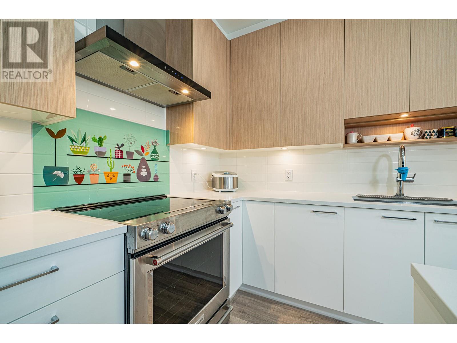 Listing Picture 10 of 28 : 114 7599 15TH STREET, Burnaby / 本拿比 - 魯藝地產 Yvonne Lu Group - MLS Medallion Club Member