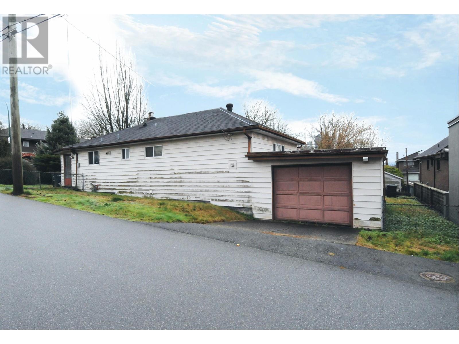 855 Macdonald Avenue, Burnaby, British Columbia  V5C 4N3 - Photo 3 - R2954116