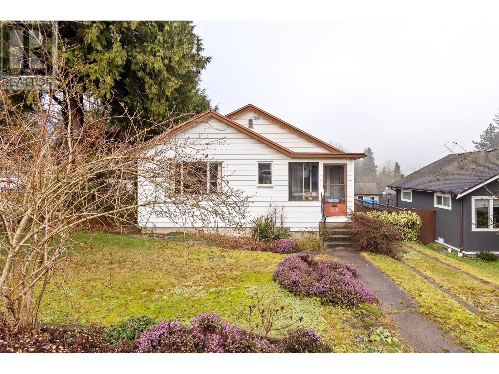 317 Holmes Street, New Westminster, British Columbia  V3L 4X6 - Photo 2 - R2952249