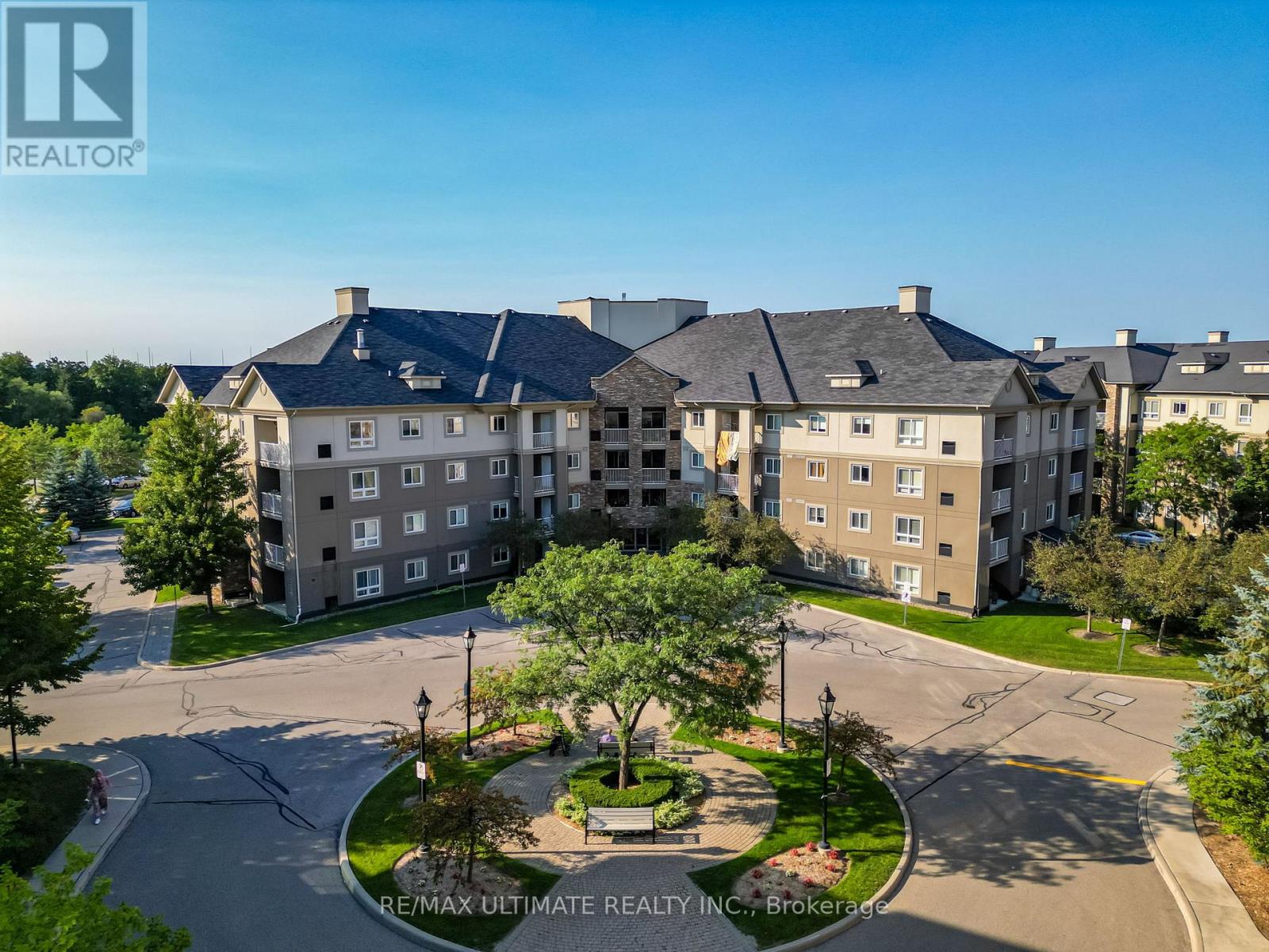 3301 - 4 Dayspring Circle, Brampton, Ontario  L6P 2Z5 - Photo 2 - W10874775