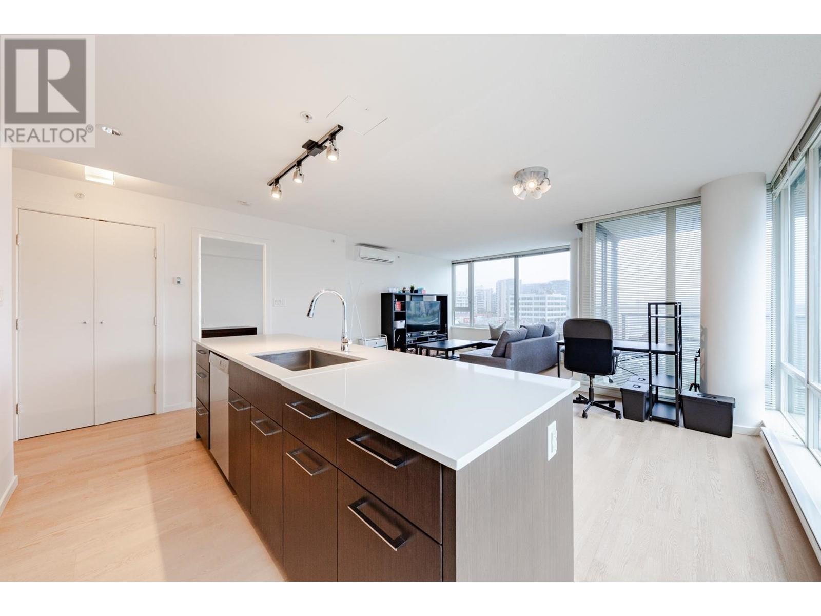 Listing Picture 6 of 30 : 813 7988 ACKROYD ROAD, Richmond / 烈治文 - 魯藝地產 Yvonne Lu Group - MLS Medallion Club Member