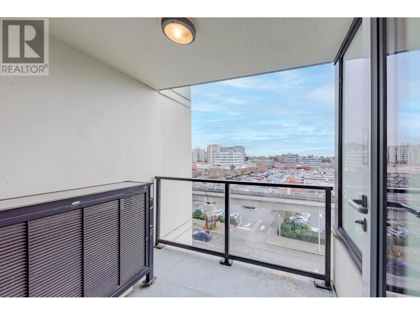 Listing Picture 22 of 30 : 813 7988 ACKROYD ROAD, Richmond / 烈治文 - 魯藝地產 Yvonne Lu Group - MLS Medallion Club Member