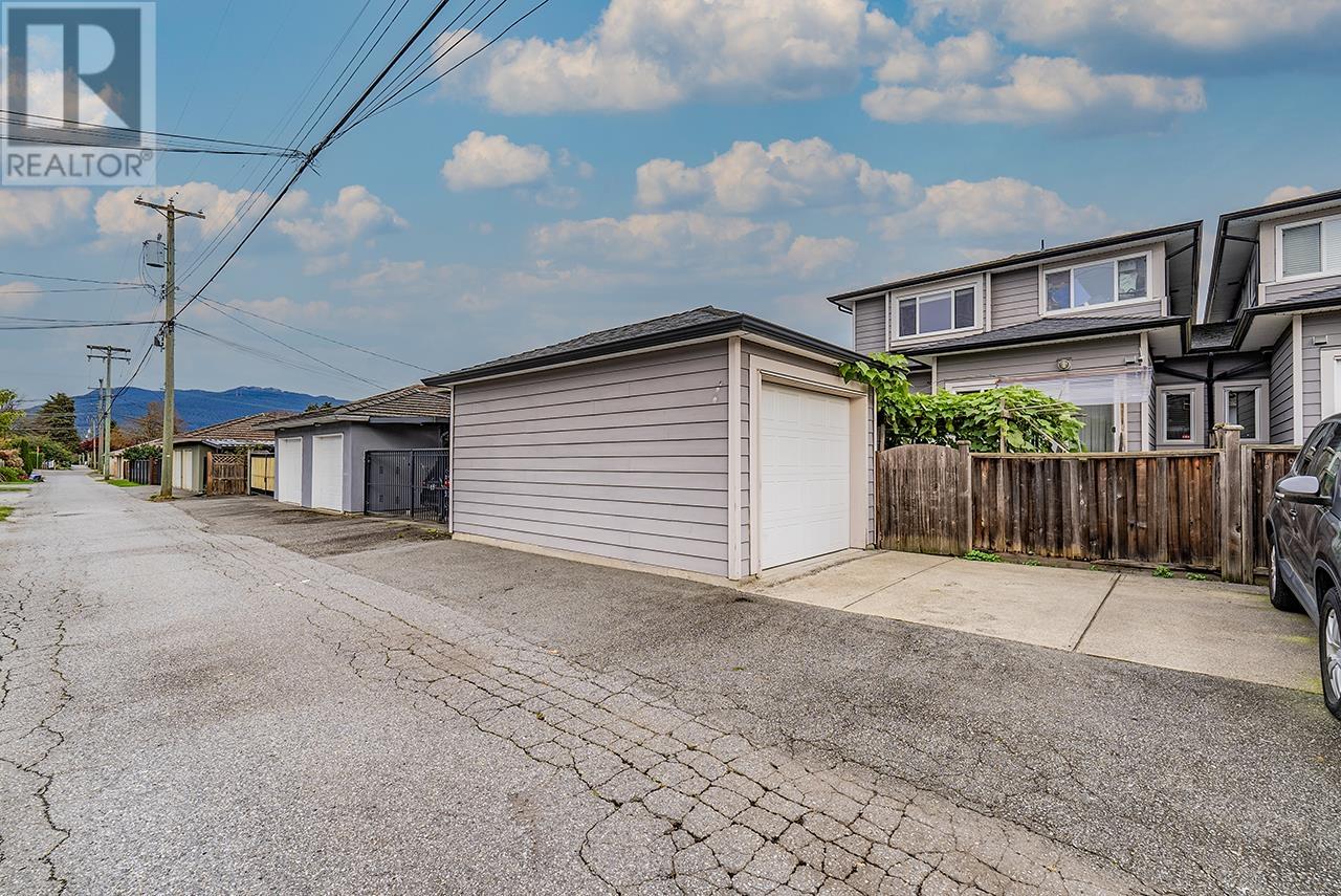 Listing Picture 21 of 31 : 305 STRATFORD AVENUE, Burnaby / 本拿比 - 魯藝地產 Yvonne Lu Group - MLS Medallion Club Member