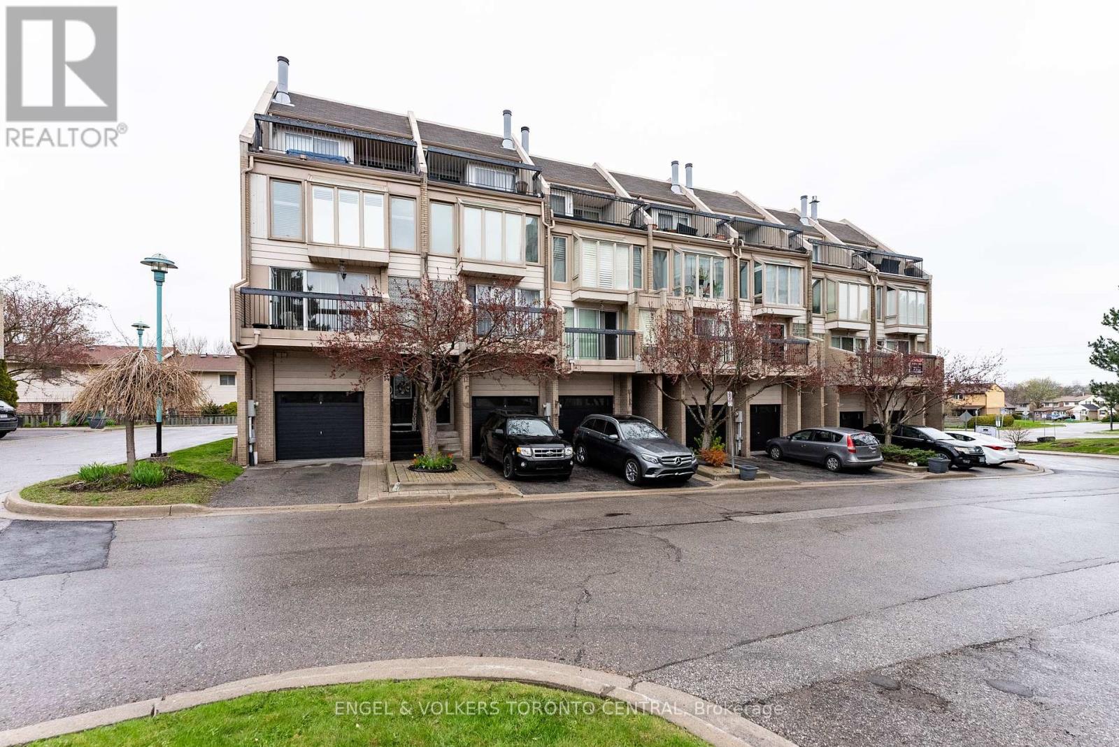 6 Cumberland Lane, Ajax, Ontario  L1S 7K4 - Photo 3 - E11914643