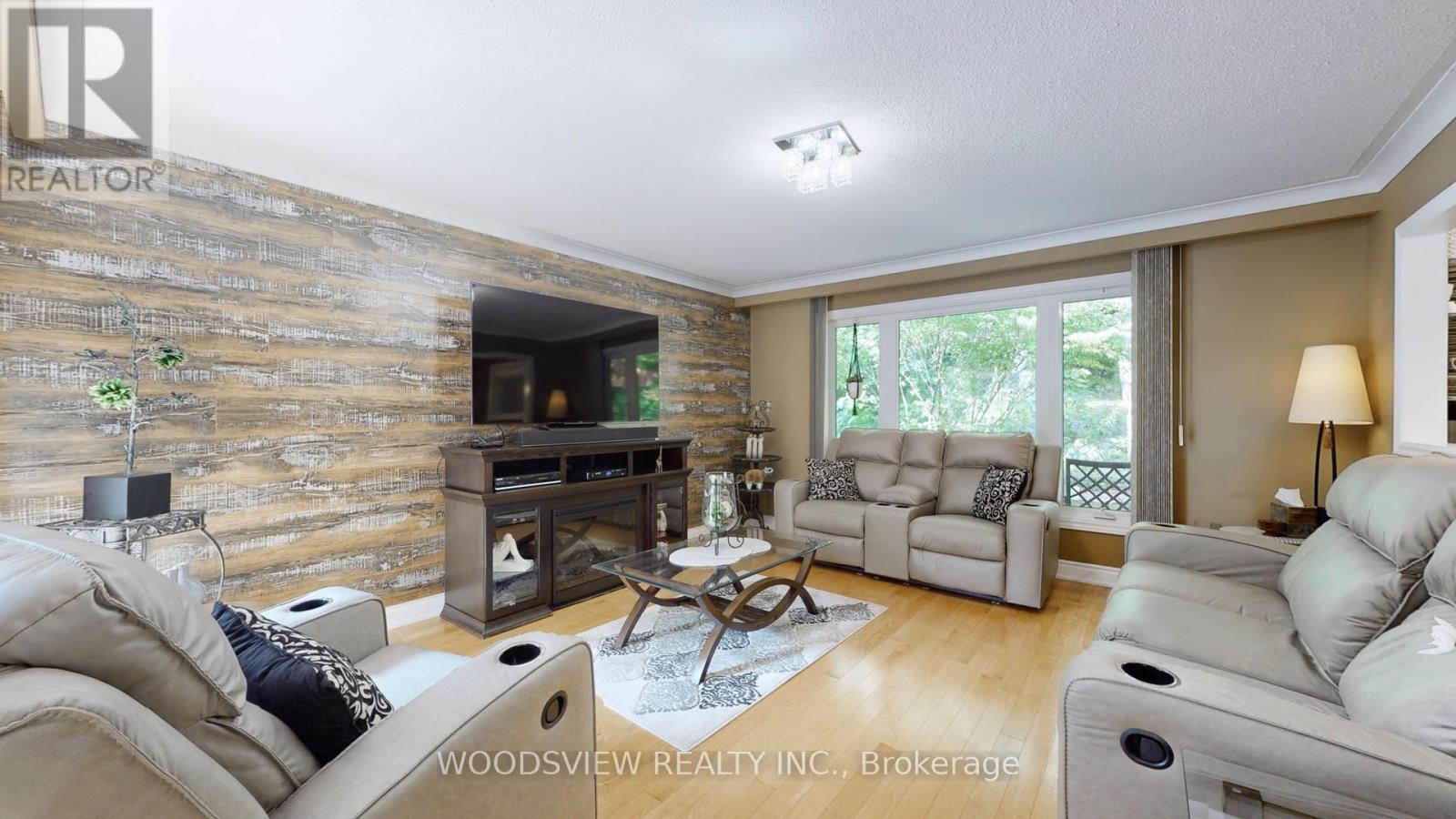 Property at 250 KINGSCROSS DRIVE image 2