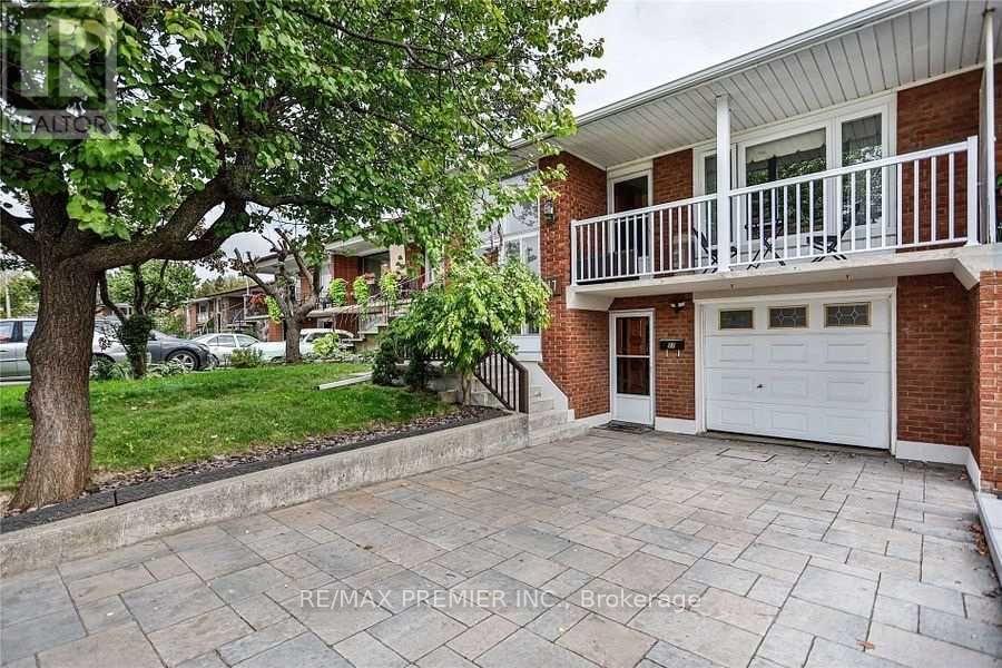 17 Rockbank Crescent, Toronto, Ontario  M9M 1L1 - Photo 2 - W11914623