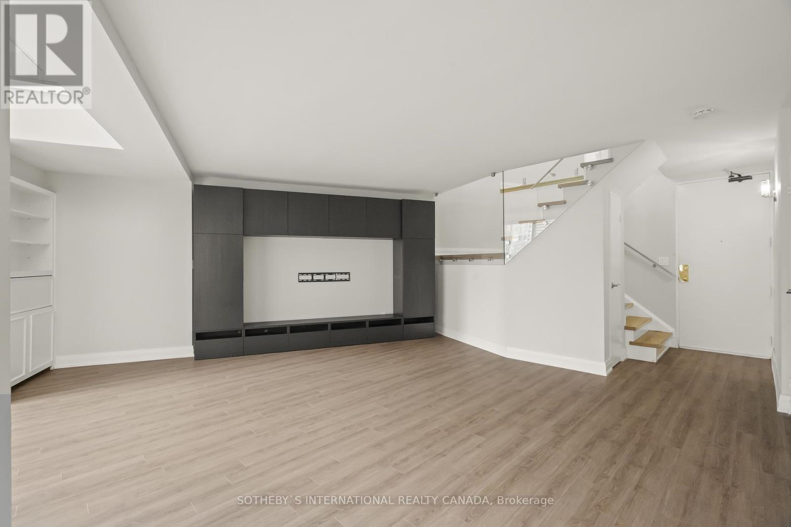 Property at 2208 - 33 HARBOUR SQUARE image 3