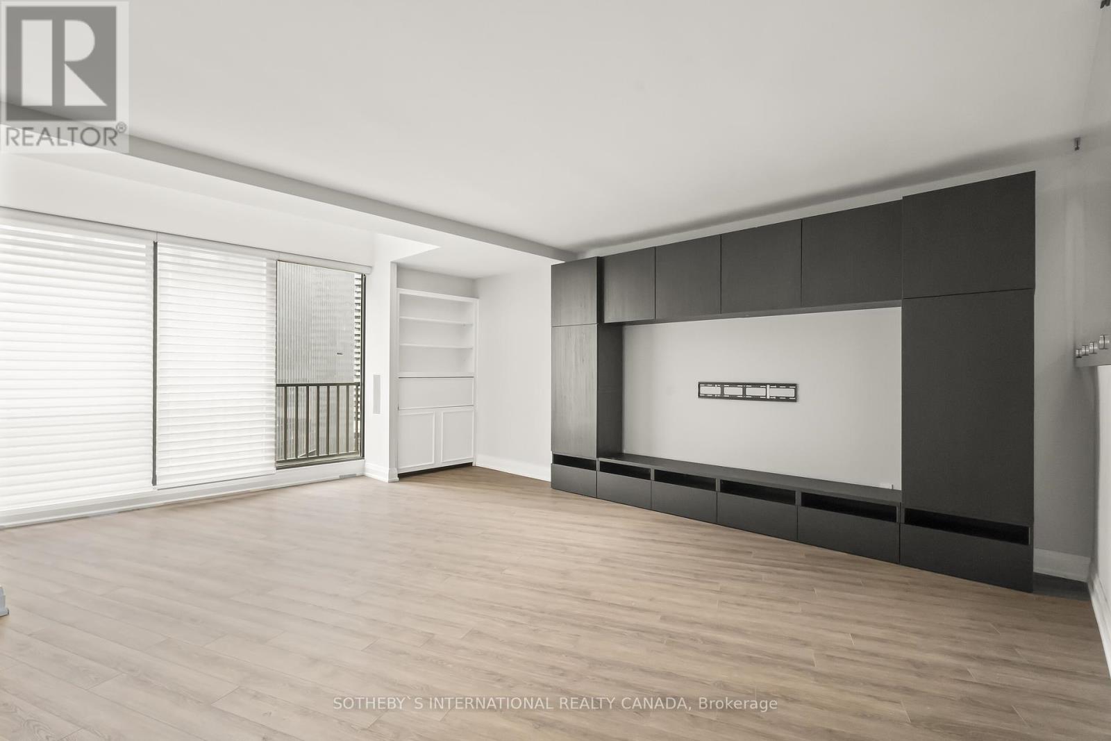 Property at 2208 - 33 HARBOUR SQUARE image 5
