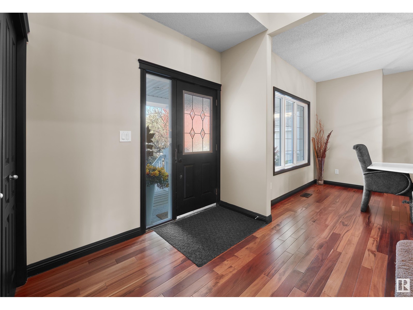Property at 525 STEWART CR SW image 4