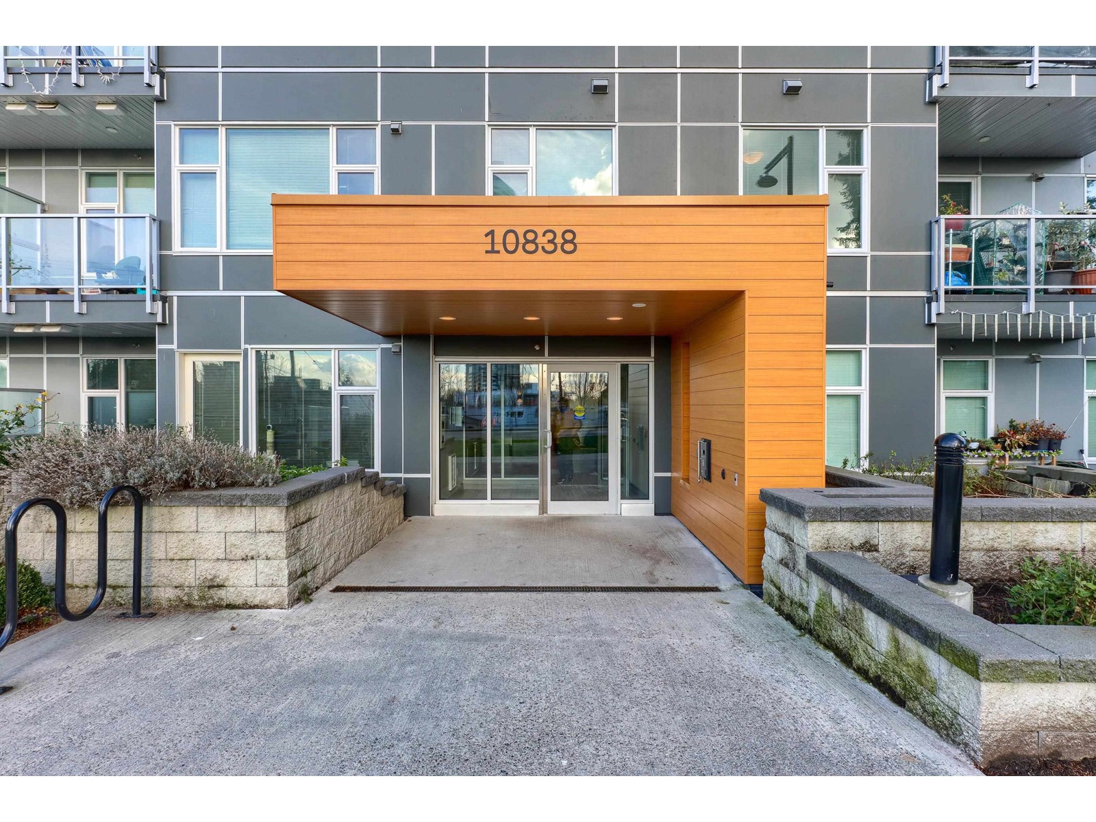 301 10838 Whalley Boulevard, Surrey, British Columbia  V3R 0G8 - Photo 1 - R2953501