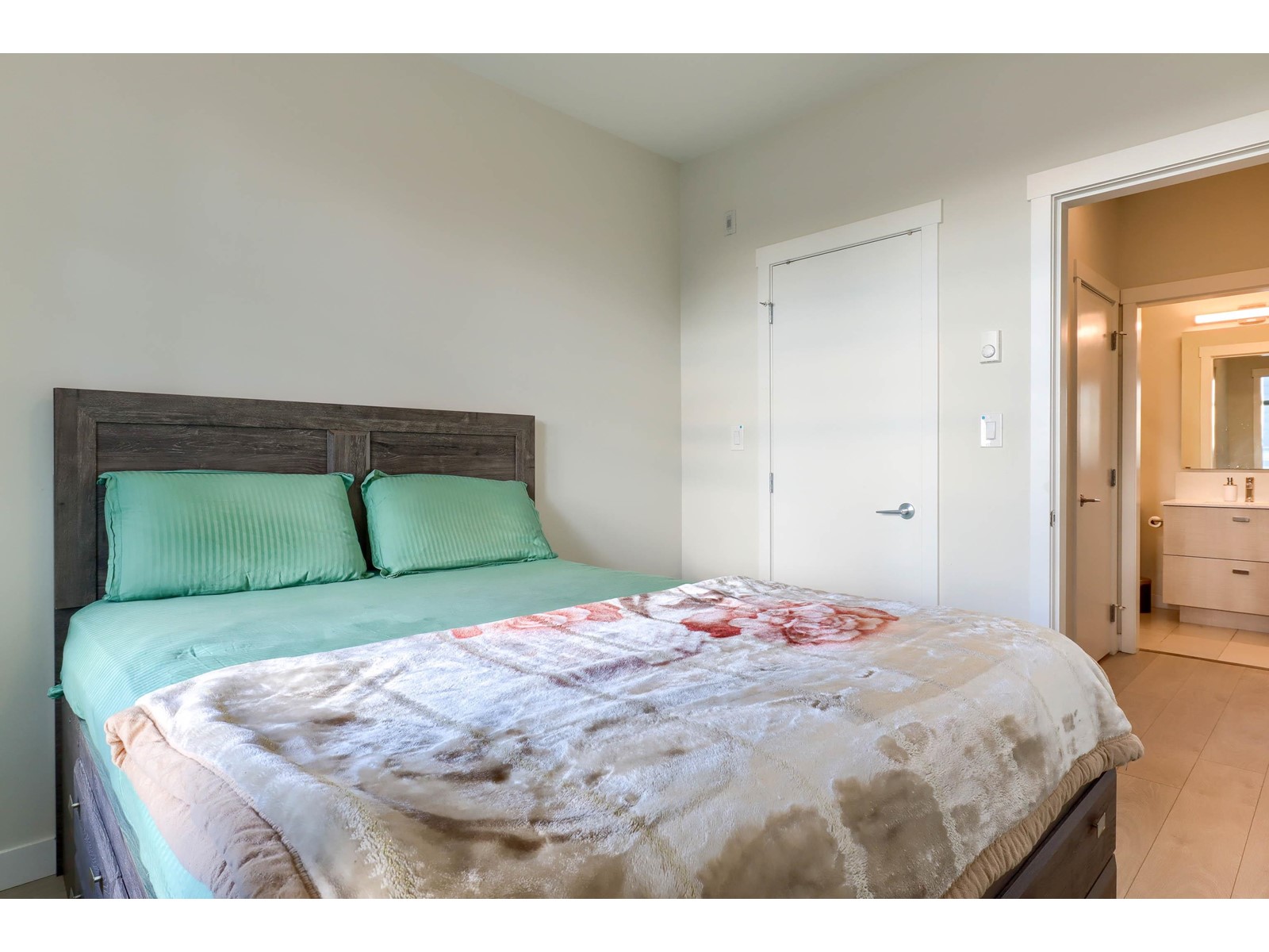 301 10838 Whalley Boulevard, Surrey, British Columbia  V3R 0G8 - Photo 15 - R2953501