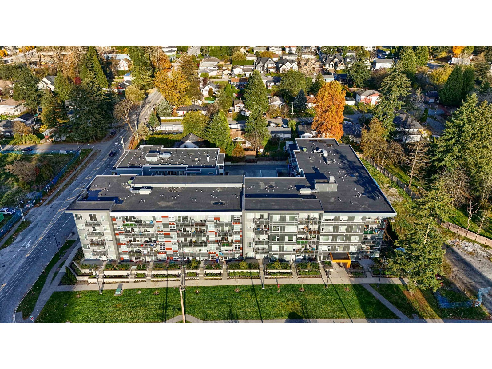 301 10838 Whalley Boulevard, Surrey, British Columbia  V3R 0G8 - Photo 2 - R2953501