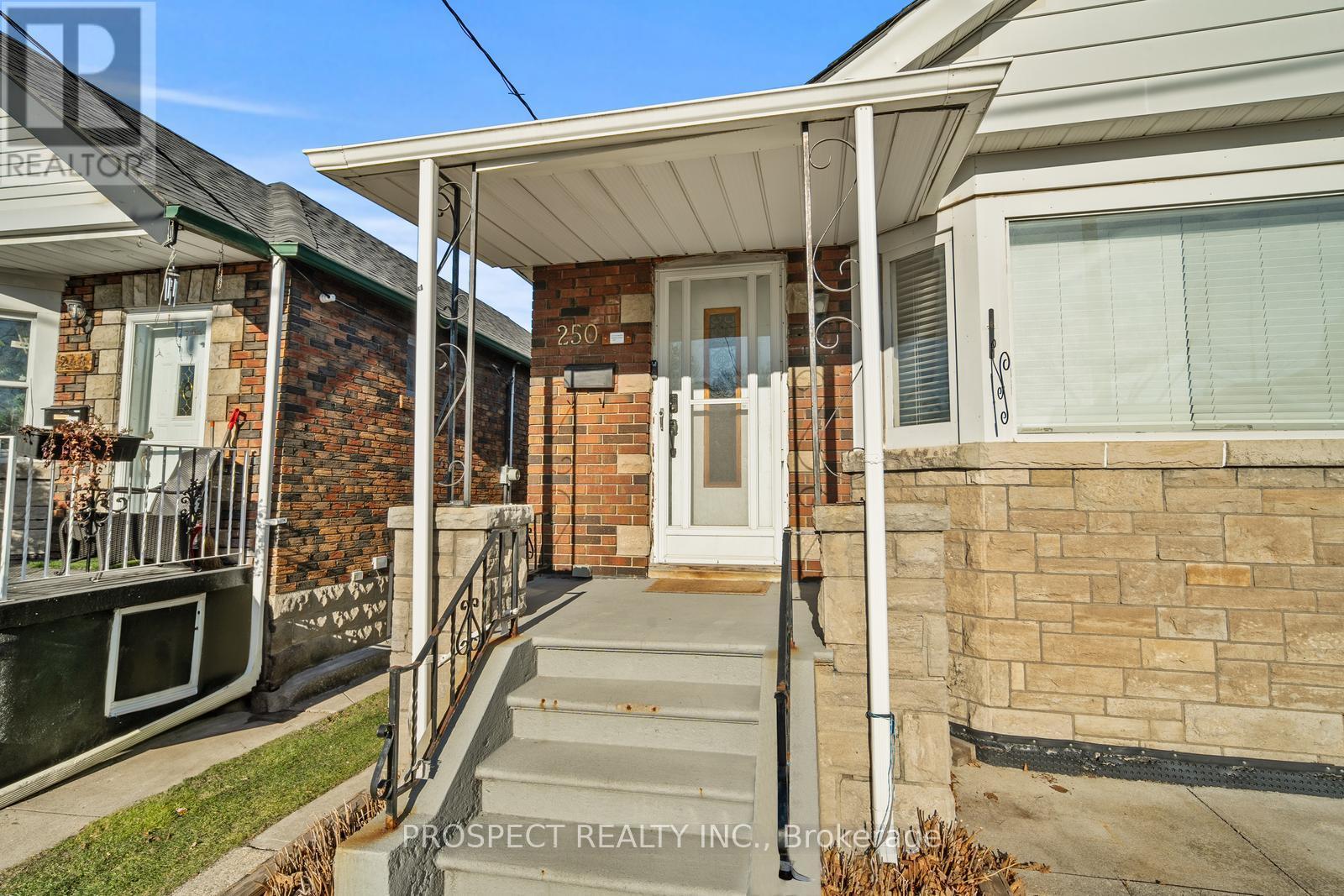 250 Westwood Avenue, Toronto, Ontario  M4J 3Y7 - Photo 3 - E11915925