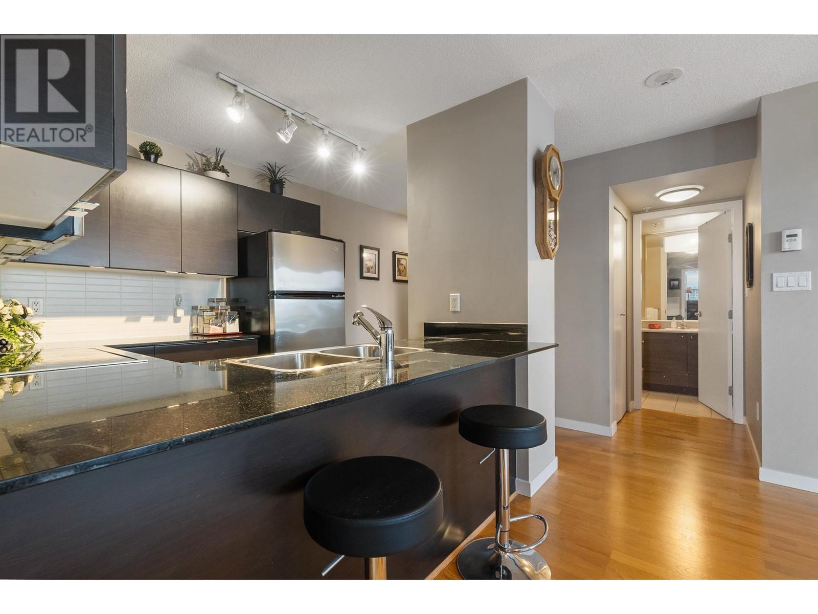 Listing Picture 6 of 40 : 1908 4178 DAWSON STREET, Burnaby / 本拿比 - 魯藝地產 Yvonne Lu Group - MLS Medallion Club Member