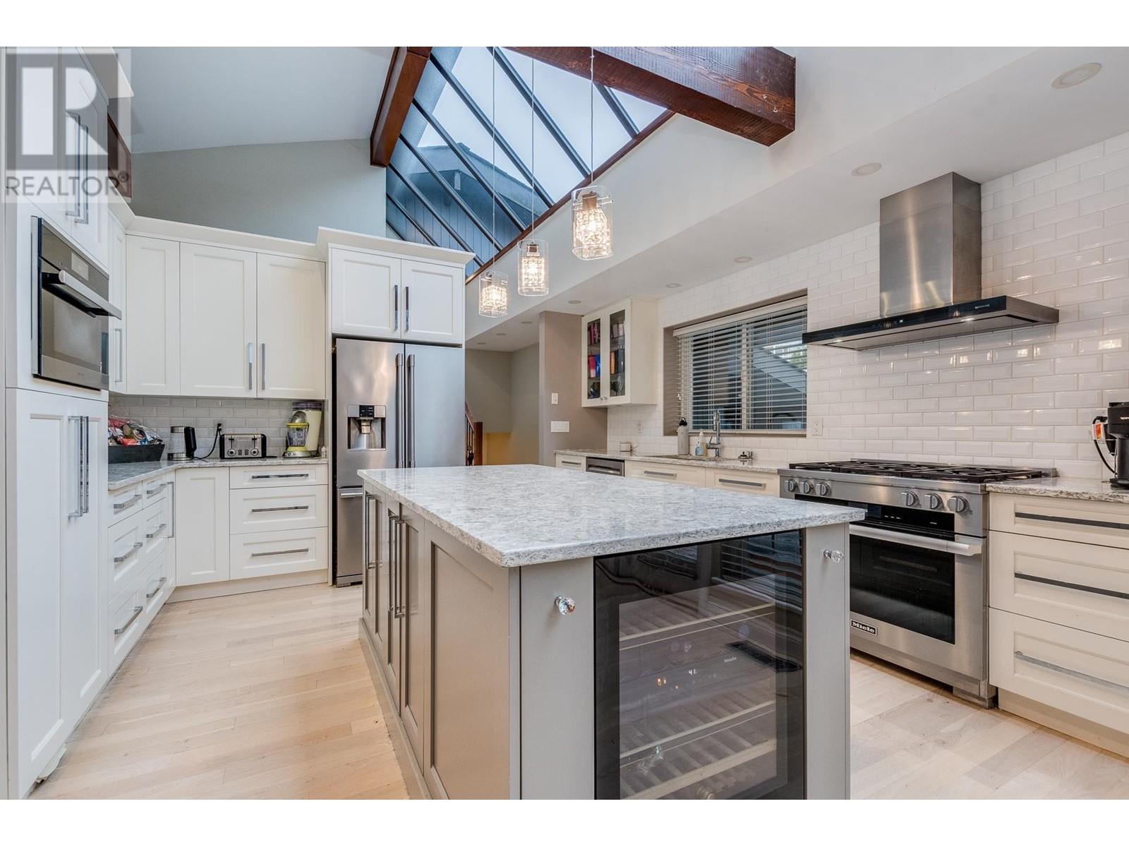 3329 Thor Court, Coquitlam, British Columbia  V3E 3A7 - Photo 12 - R2954487