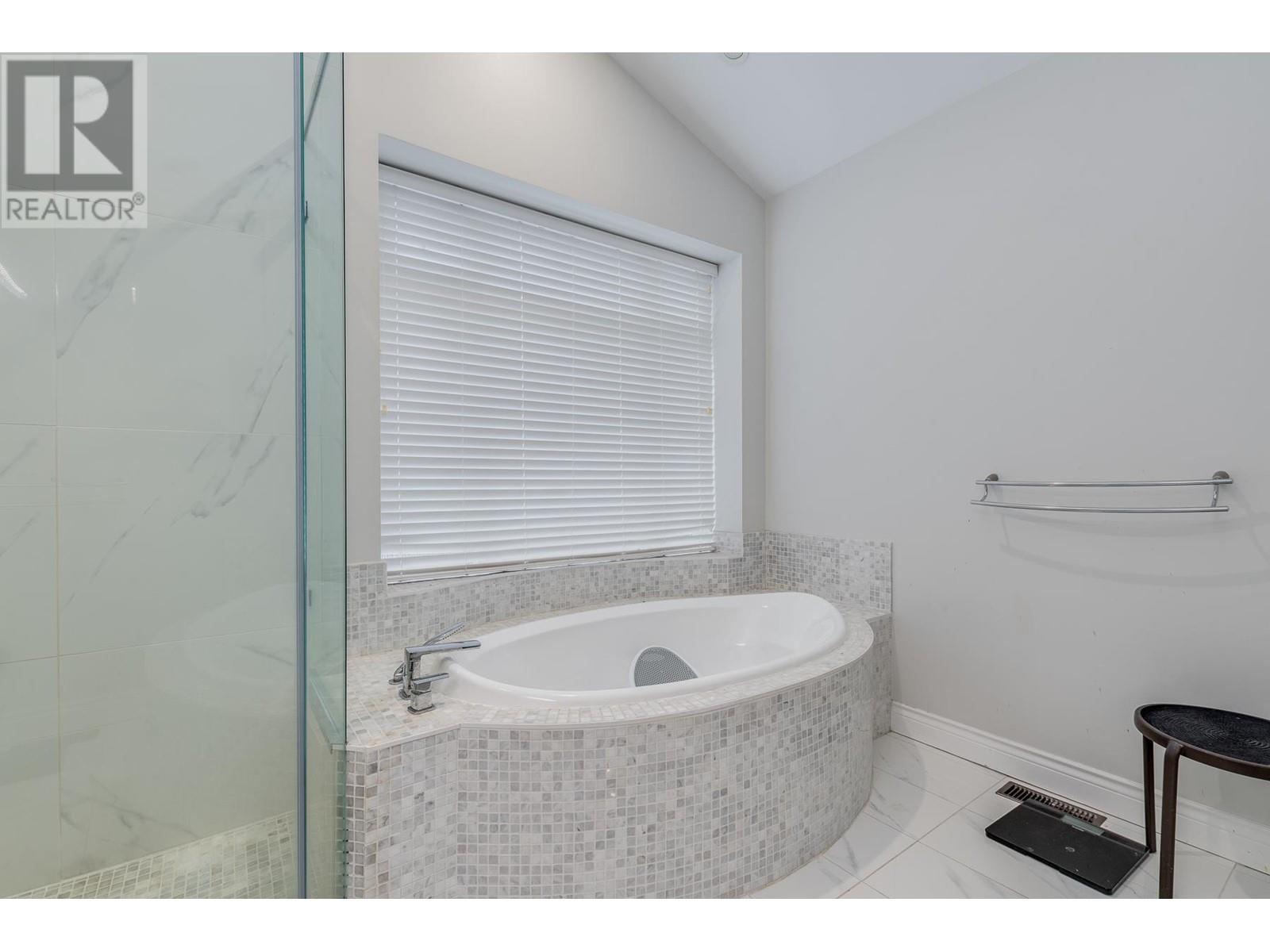 3329 Thor Court, Coquitlam, British Columbia  V3E 3A7 - Photo 19 - R2954487