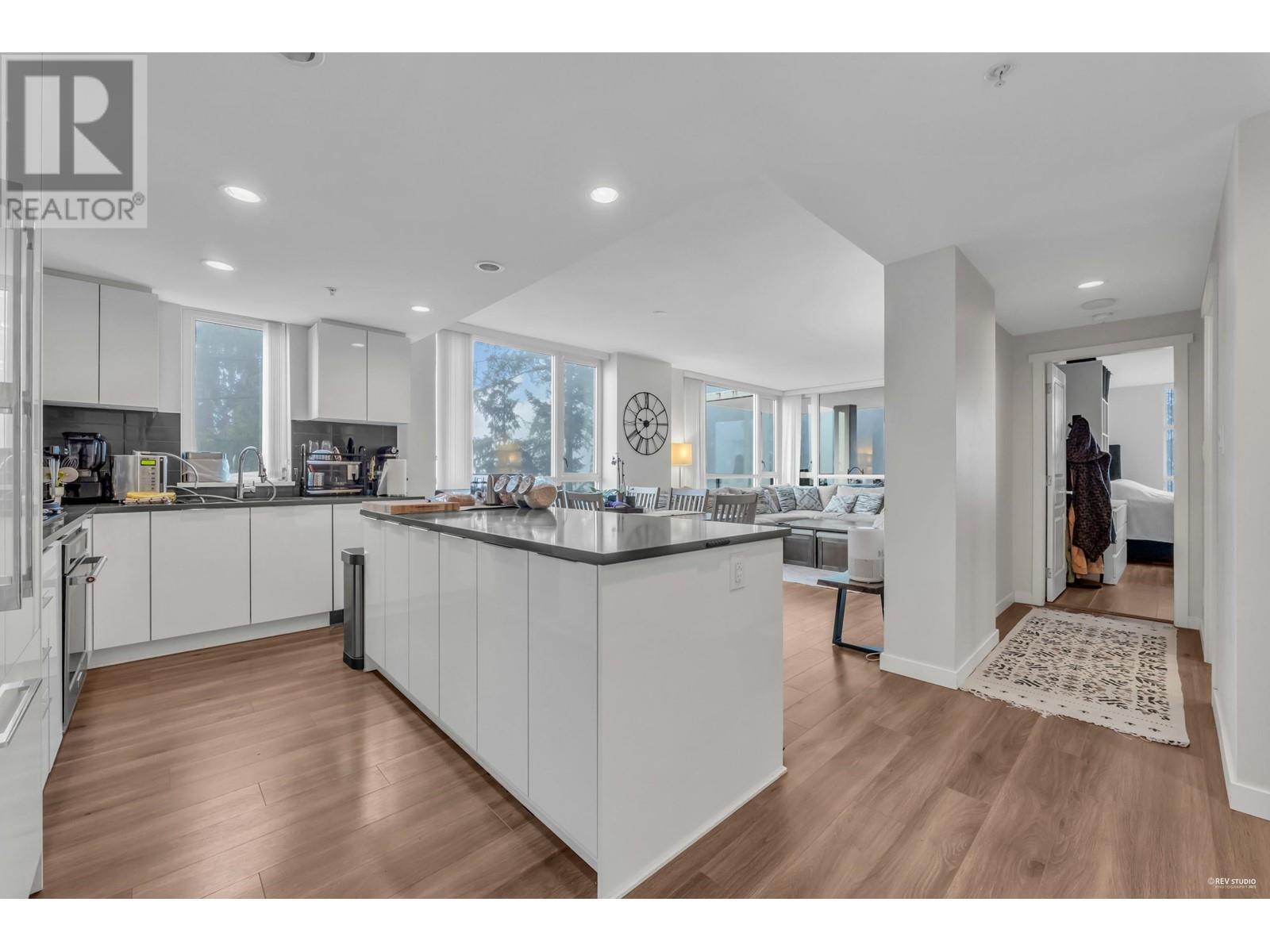 504 3096 Windsor Gate, Coquitlam, British Columbia  V3B 0P4 - Photo 3 - R2954528
