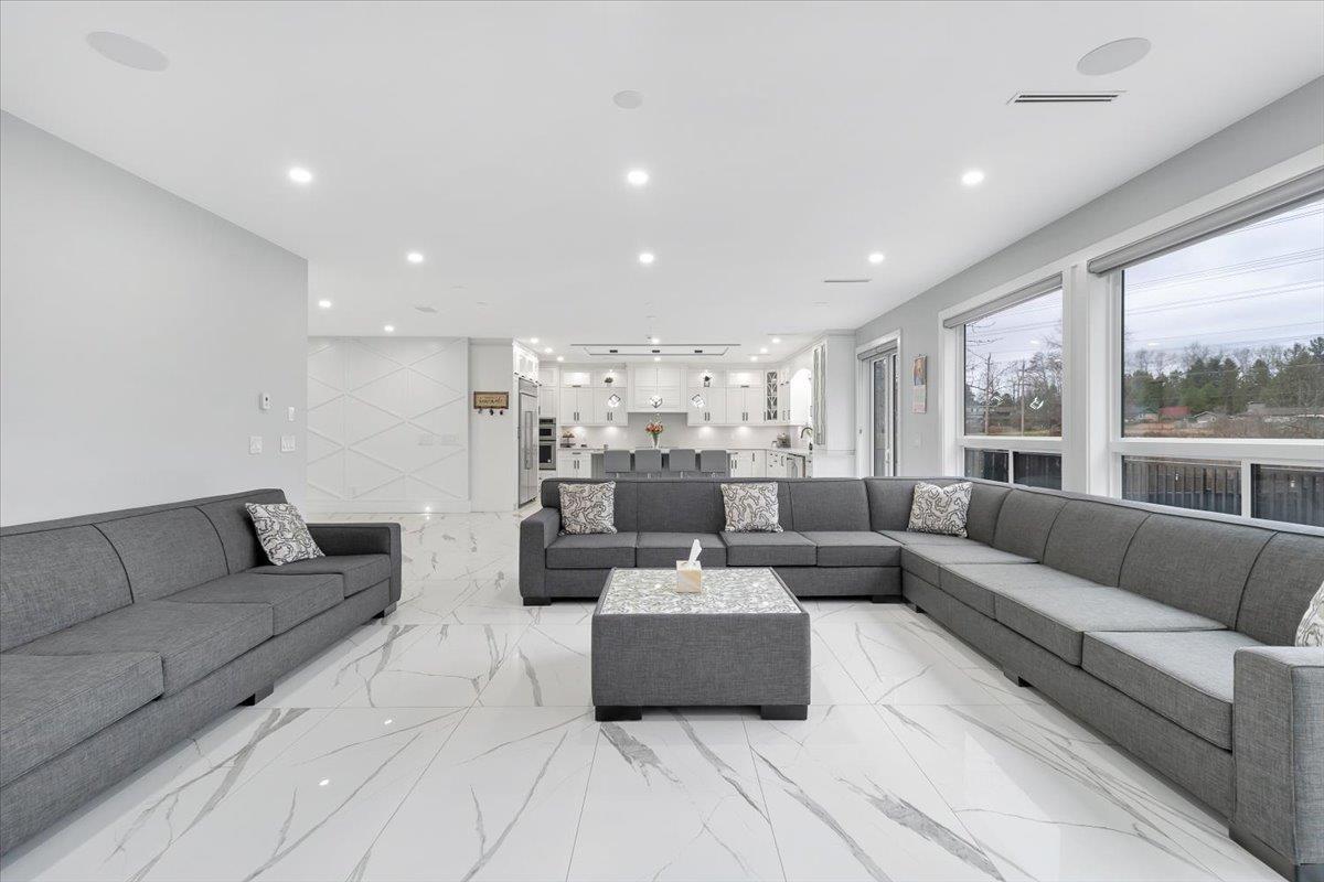 Property at 8995 QUEEN MARY BOULEVARD image 4