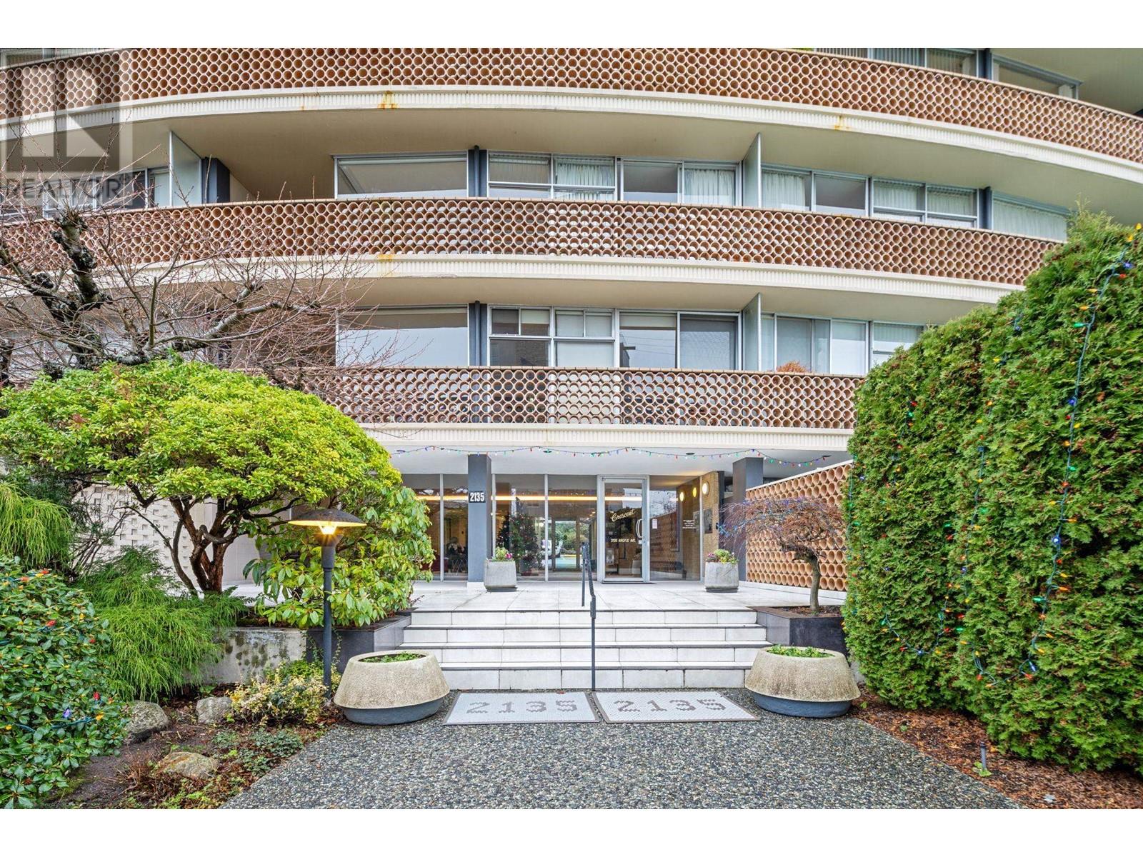 303 2135 Argyle Avenue, West Vancouver, British Columbia  V7V 1A5 - Photo 2 - R2954736