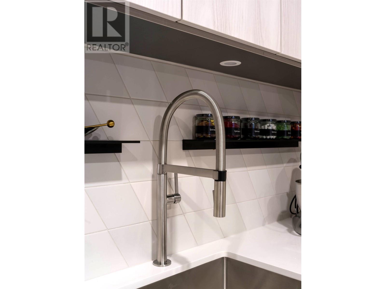 Listing Picture 14 of 24 : 405 3264 VANNESS AVENUE, Vancouver / 溫哥華 - 魯藝地產 Yvonne Lu Group - MLS Medallion Club Member