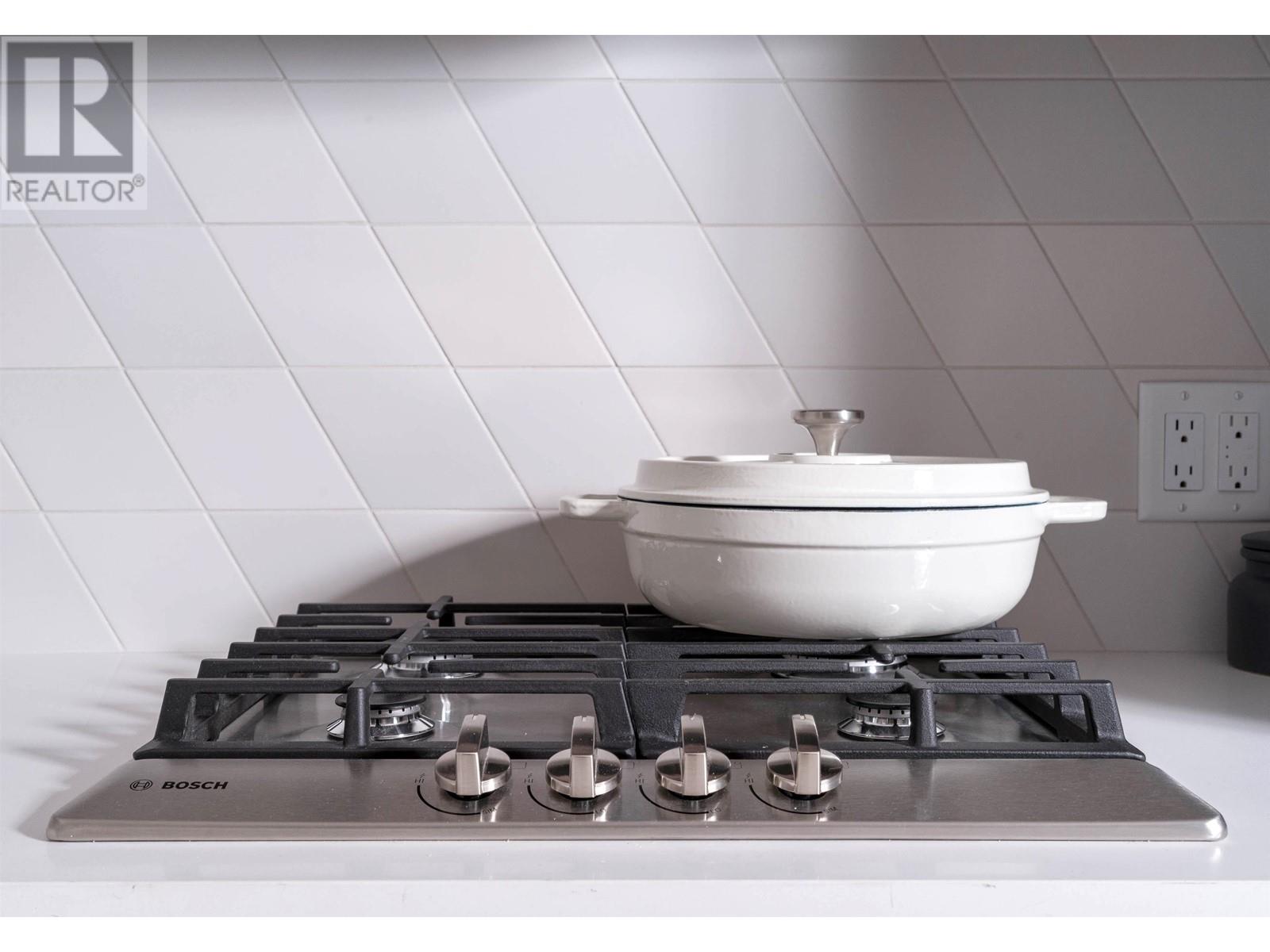 Listing Picture 12 of 30 : 403 3264 VANNESS AVENUE, Vancouver / 溫哥華 - 魯藝地產 Yvonne Lu Group - MLS Medallion Club Member