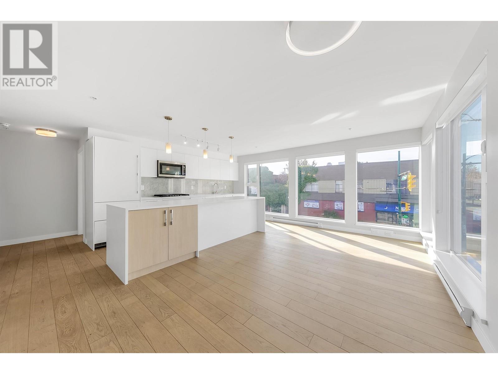 Listing Picture 2 of 24 : 202 2508 FRASER STREET, Vancouver / 溫哥華 - 魯藝地產 Yvonne Lu Group - MLS Medallion Club Member