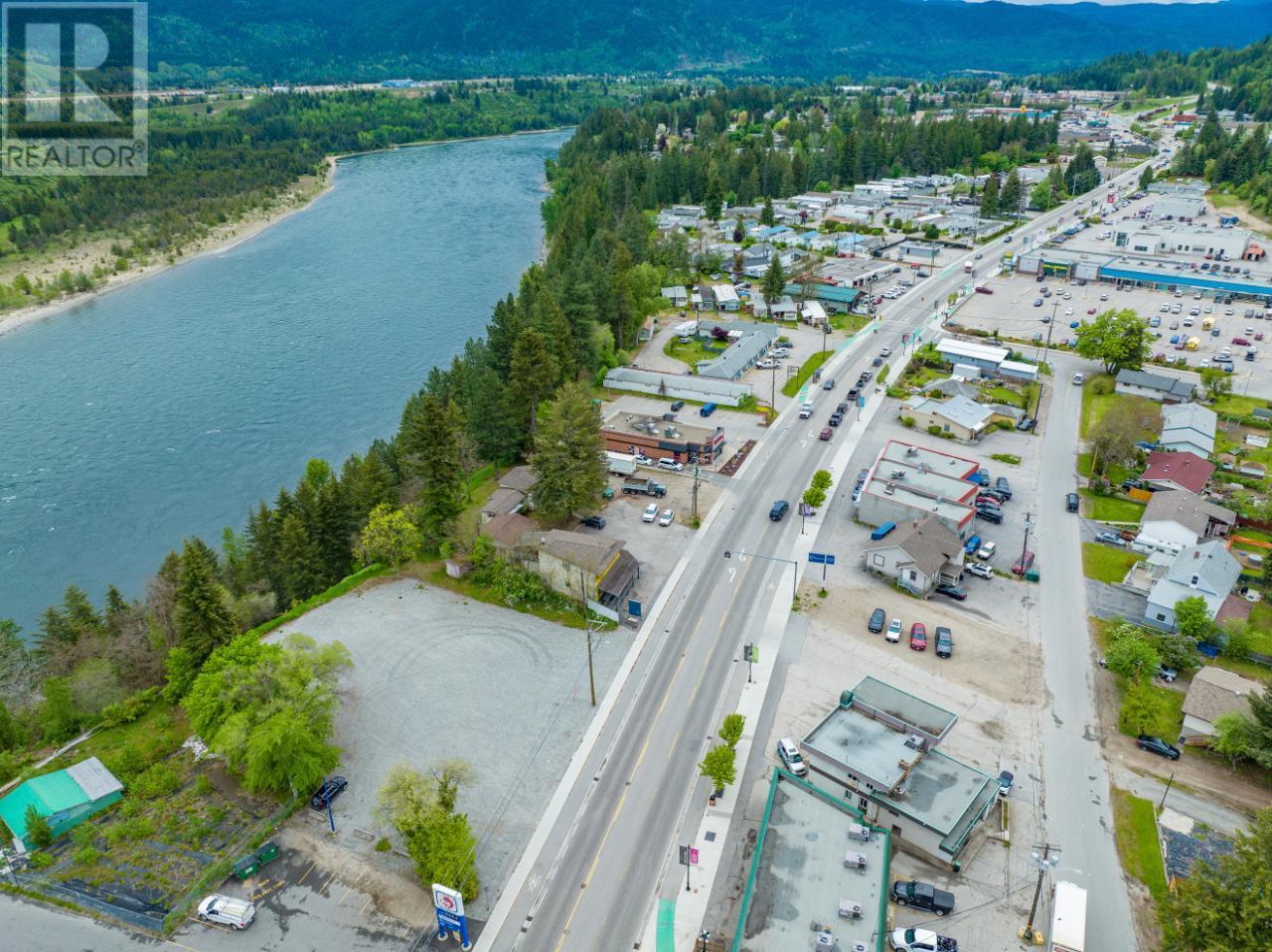 1445 COLUMBIA Avenue, castlegar, British Columbia V1N1H8