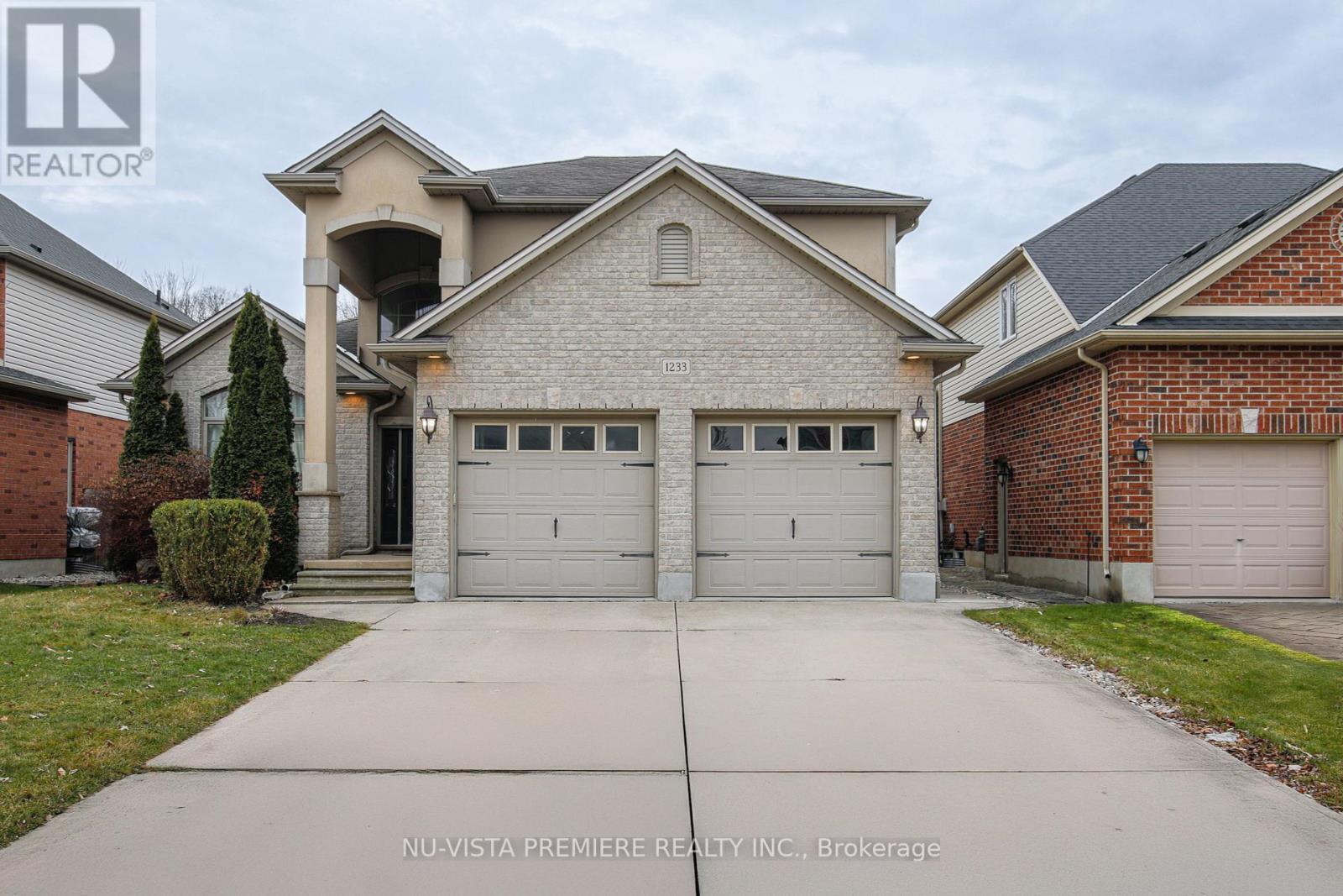 1233 Thamesridge Crescent