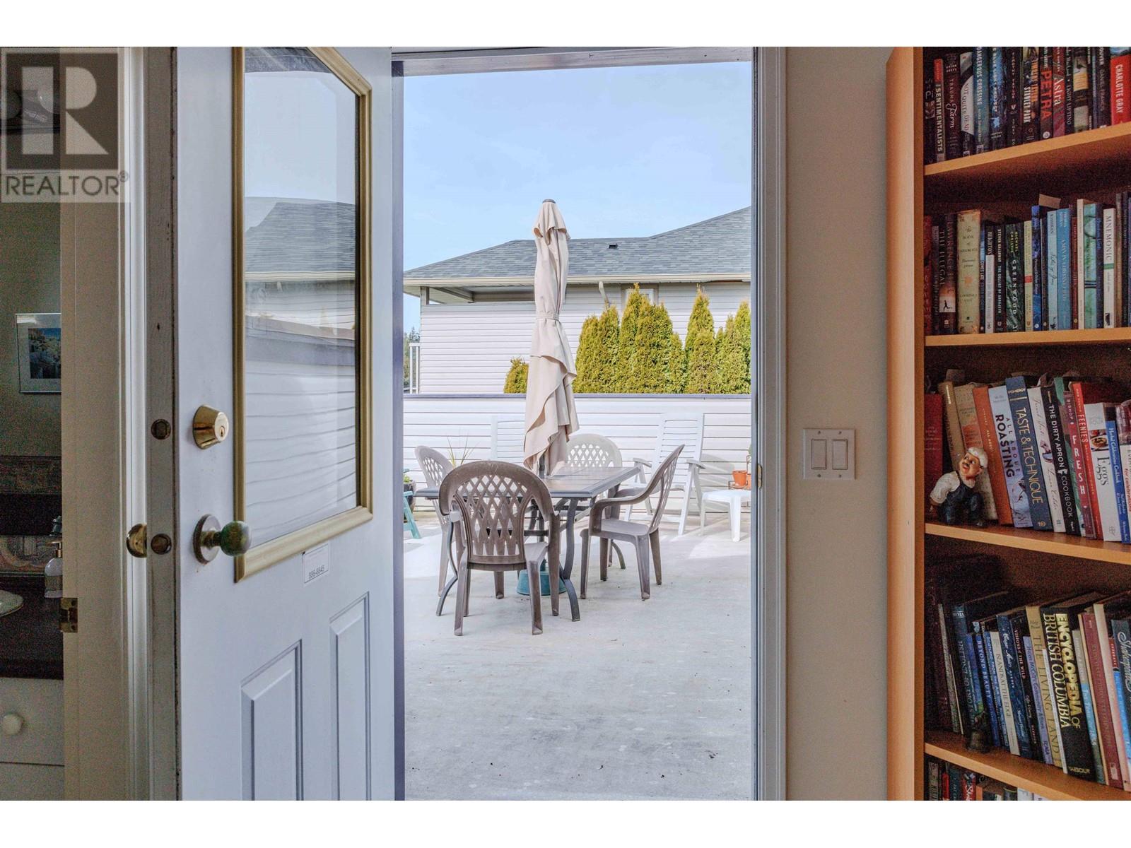 4757 Tamarack Place, Sechelt, British Columbia  V7Z 0E8 - Photo 3 - R2954813