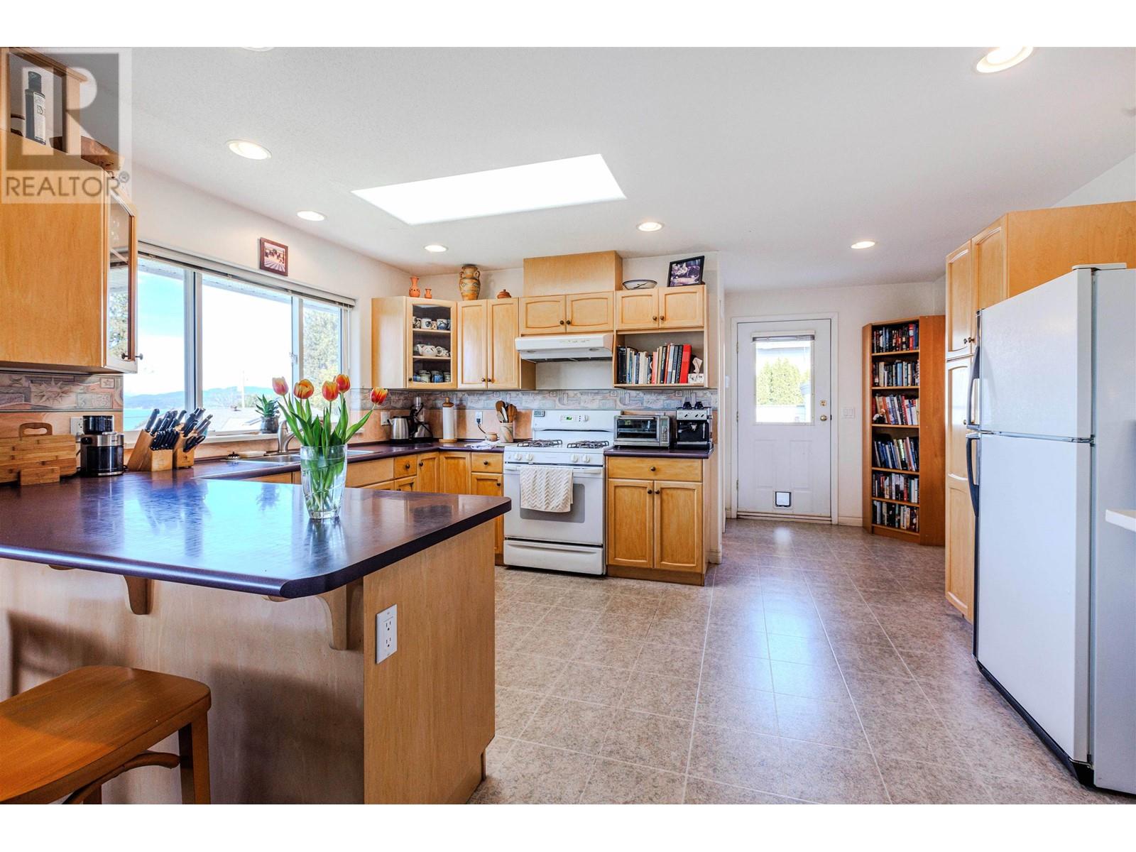 4757 Tamarack Place, Sechelt, British Columbia  V7Z 0E8 - Photo 5 - R2954813