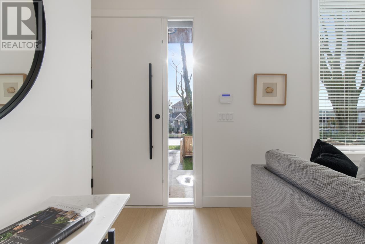 Listing Picture 2 of 26 : 2209 E 7TH AVENUE, Vancouver / 溫哥華 - 魯藝地產 Yvonne Lu Group - MLS Medallion Club Member