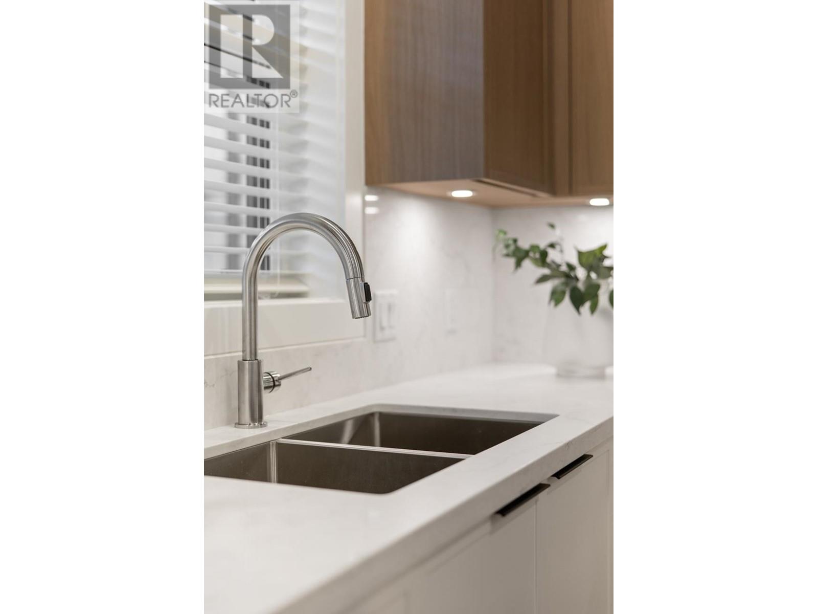 Listing Picture 10 of 34 : 2207 E 7TH AVENUE, Vancouver / 溫哥華 - 魯藝地產 Yvonne Lu Group - MLS Medallion Club Member