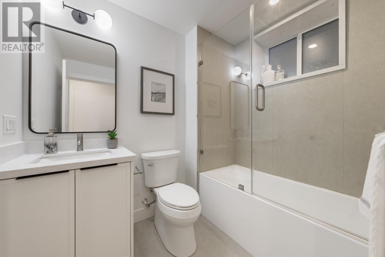 Listing Picture 25 of 34 : 2207 E 7TH AVENUE, Vancouver / 溫哥華 - 魯藝地產 Yvonne Lu Group - MLS Medallion Club Member