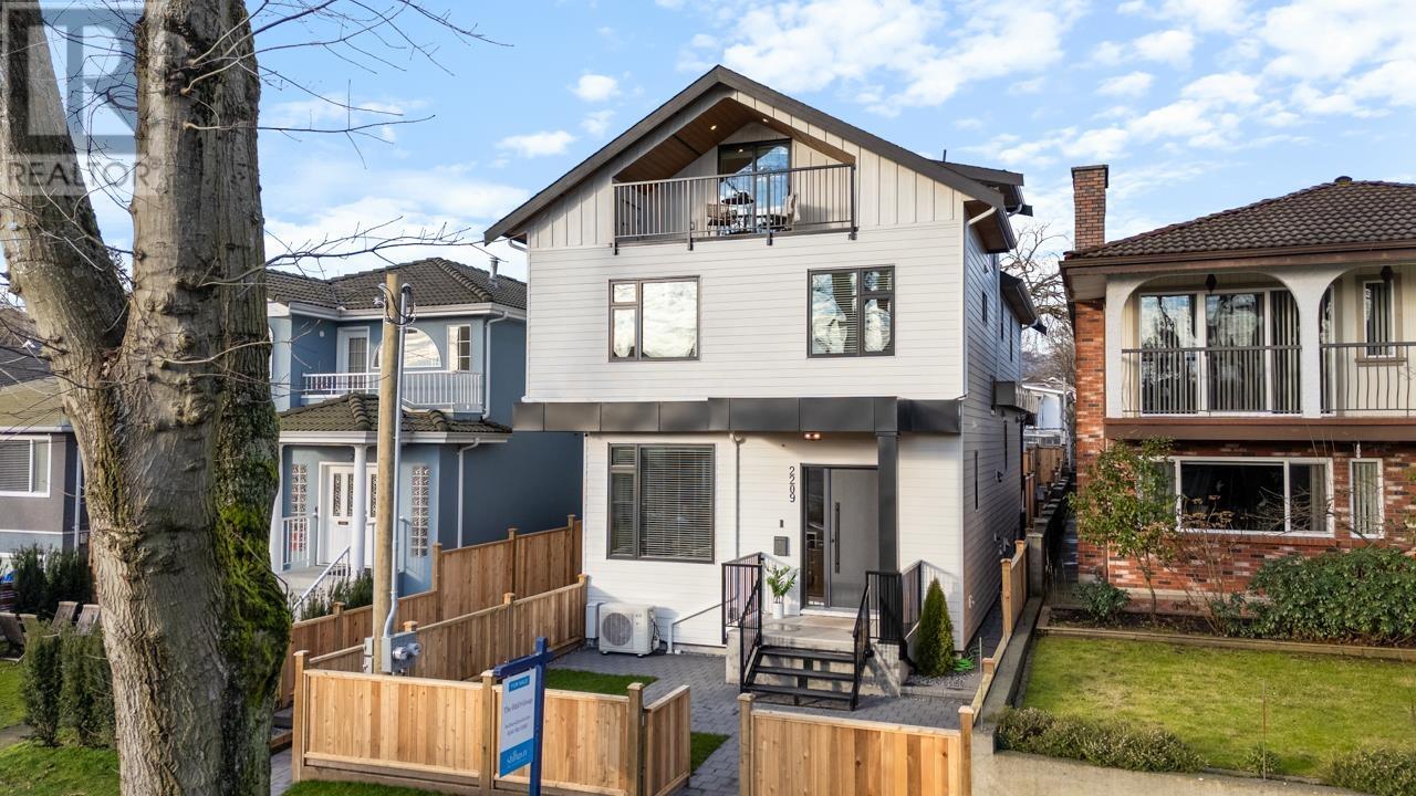 Listing Picture 27 of 34 : 2207 E 7TH AVENUE, Vancouver / 溫哥華 - 魯藝地產 Yvonne Lu Group - MLS Medallion Club Member