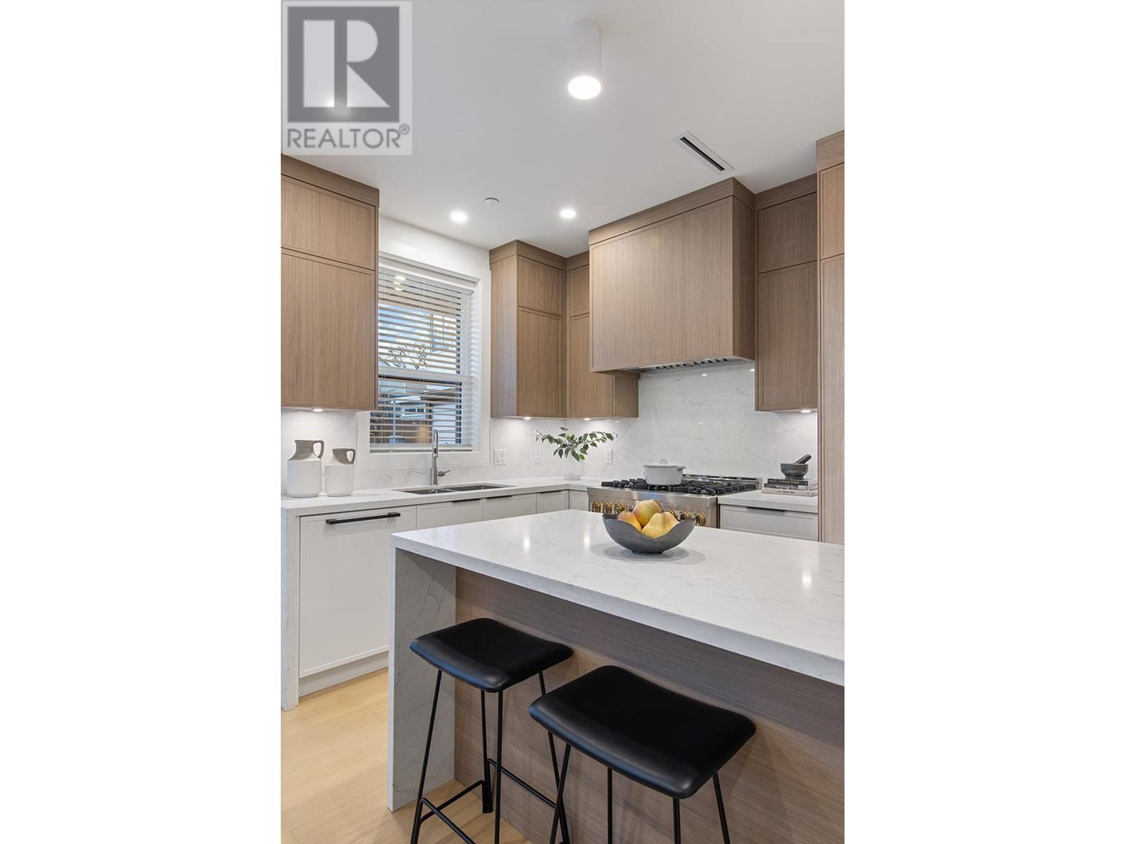 Listing Picture 8 of 34 : 2207 E 7TH AVENUE, Vancouver / 溫哥華 - 魯藝地產 Yvonne Lu Group - MLS Medallion Club Member