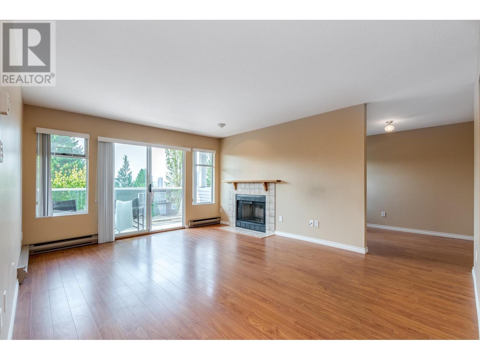Listing Picture 2 of 35 : 111 5335 HASTINGS STREET, Burnaby / 本拿比 - 魯藝地產 Yvonne Lu Group - MLS Medallion Club Member