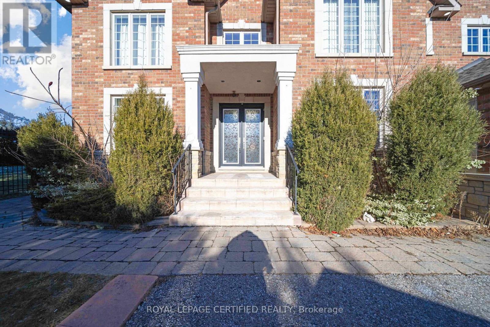 2489 Olinda Court, Mississauga, Ontario  L5C 4P5 - Photo 2 - W11918194