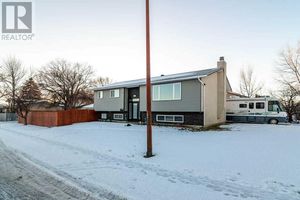 311 20 Street Ne, Medicine Hat, Alberta  T1C 1B7 - Photo 2 - A2186047