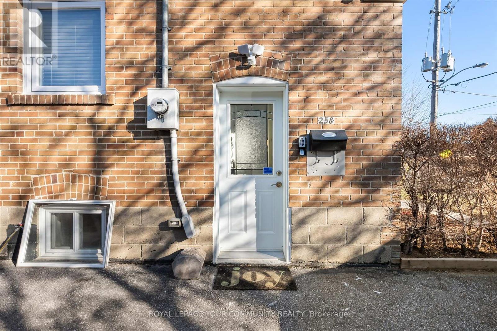 258 Valermo Drive, Toronto, Ontario  M8W 2K8 - Photo 4 - W11918313