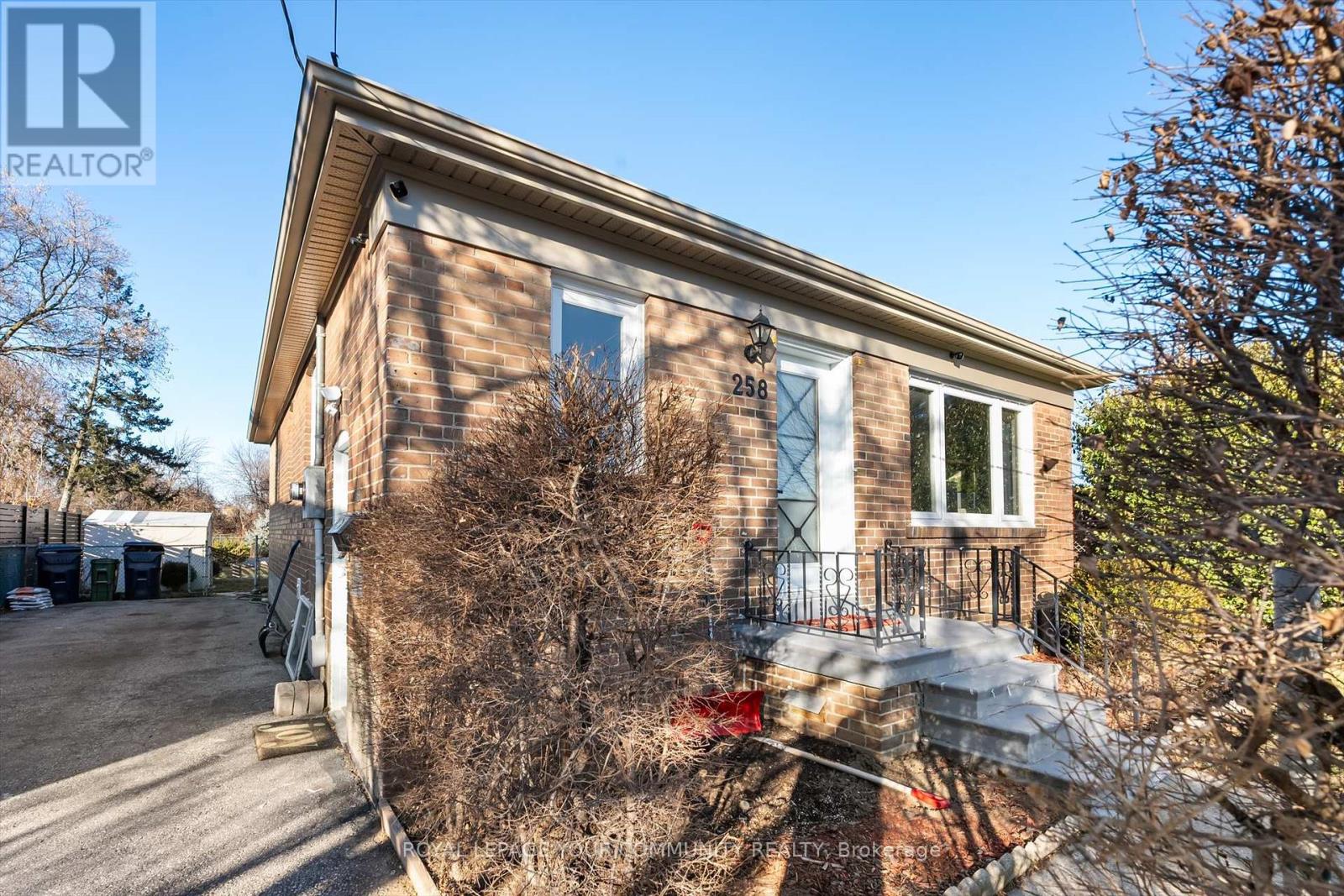 258 Valermo Drive, Toronto, Ontario  M8W 2K8 - Photo 6 - W11918313