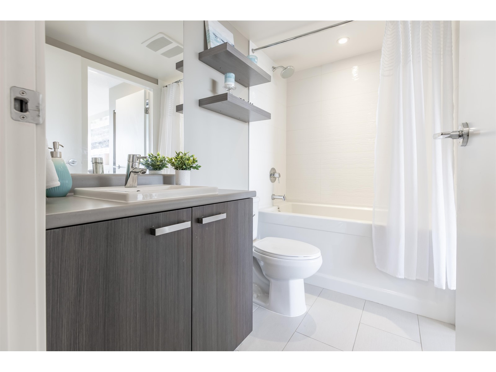 2215 13325 102a Avenue, Surrey, British Columbia  V3T 0J5 - Photo 13 - R2954227