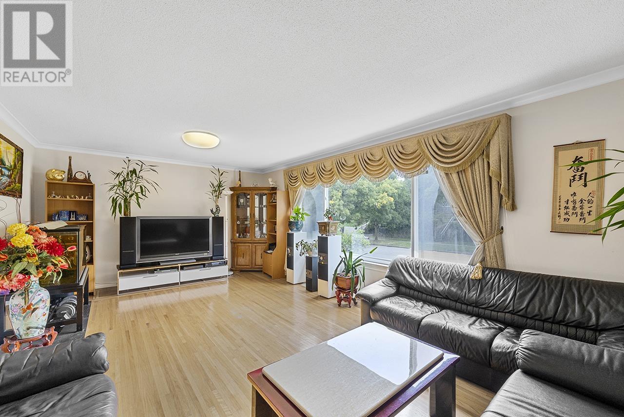 Property at 5595 DUMFRIES STREET image 3
