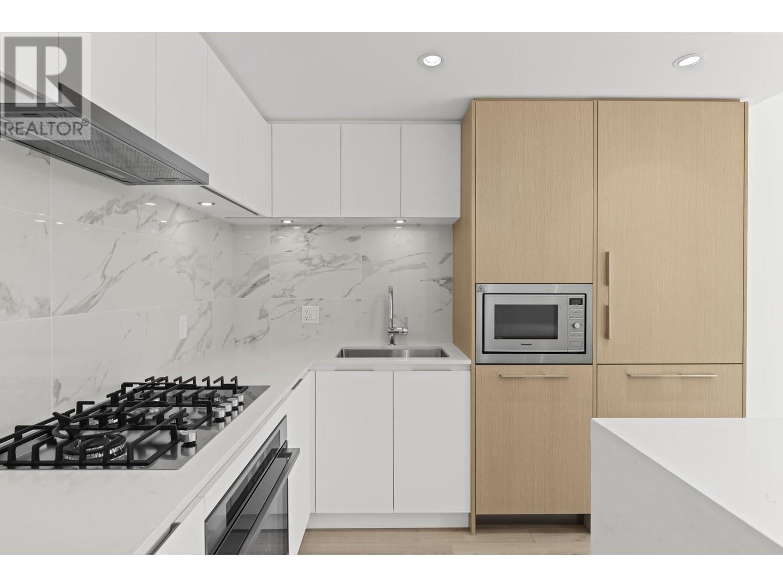 318 1500 Fern Street, North Vancouver, British Columbia  V7J 0E6 - Photo 2 - R2950962