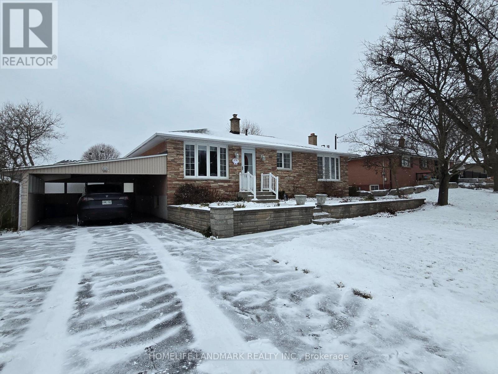 30 FERGUSON AVENUE, Whitby, Ontario