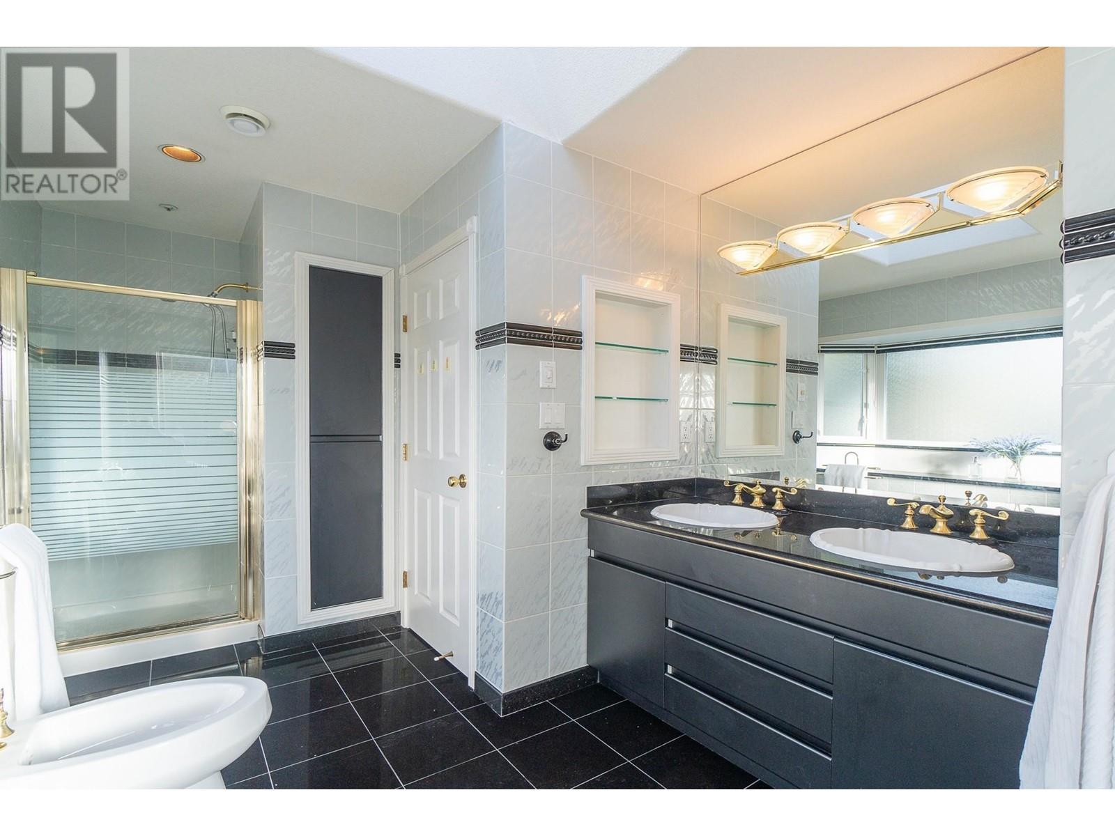 Listing Picture 14 of 26 : 4255 W 15TH AVENUE, Vancouver / 溫哥華 - 魯藝地產 Yvonne Lu Group - MLS Medallion Club Member