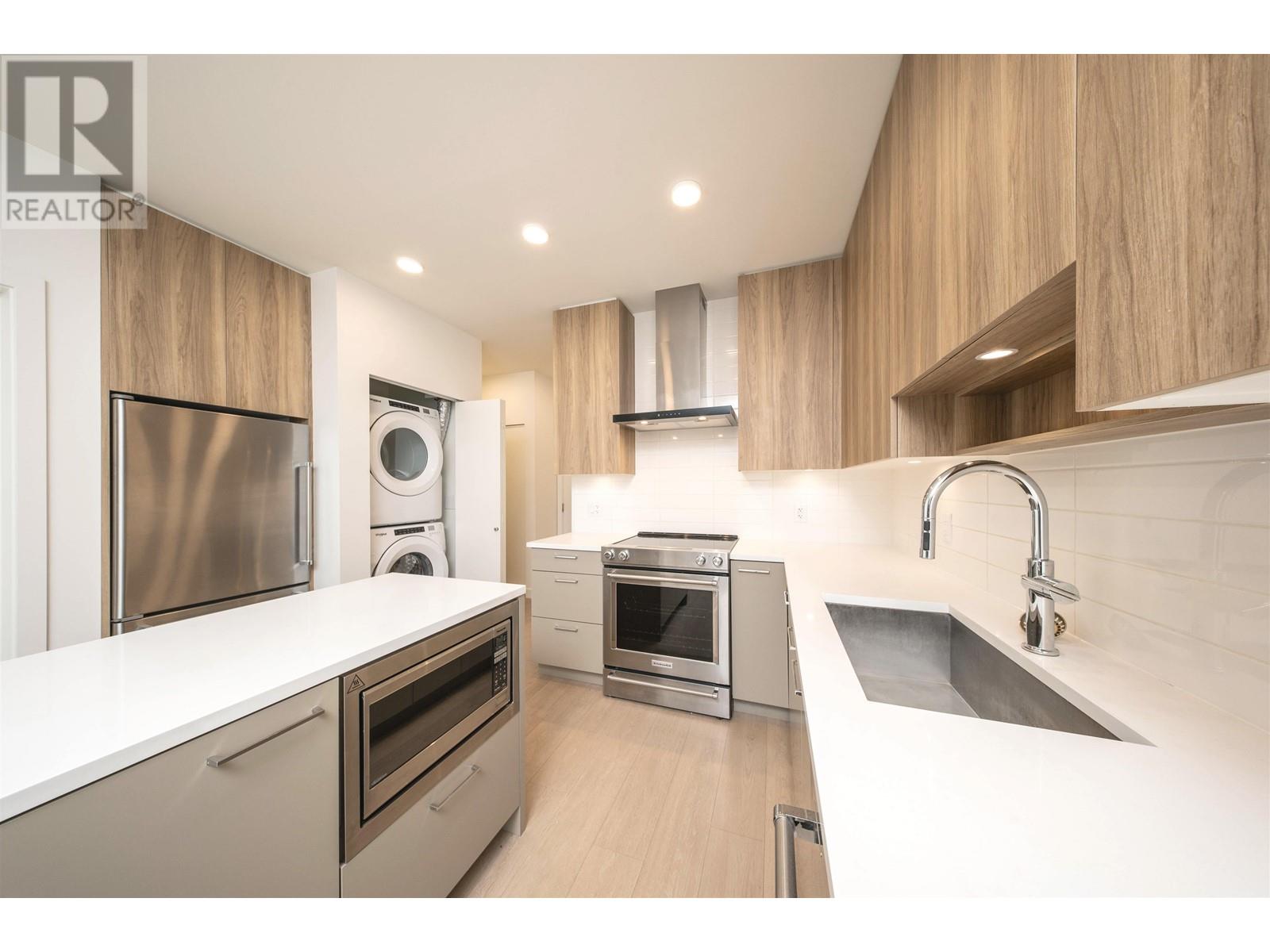 Listing Picture 2 of 16 : 108 7588 16TH STREET, Burnaby / 本拿比 - 魯藝地產 Yvonne Lu Group - MLS Medallion Club Member