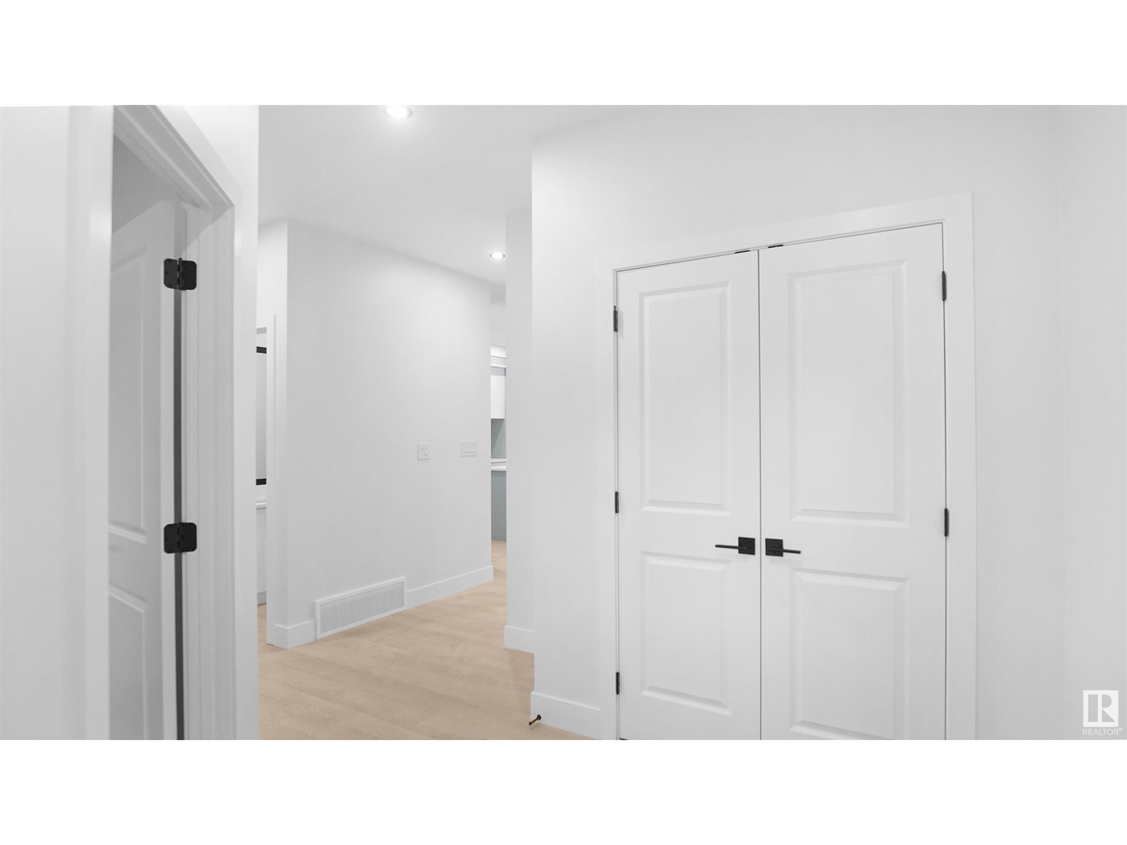 Property at 36 ASHBURY CR image 4