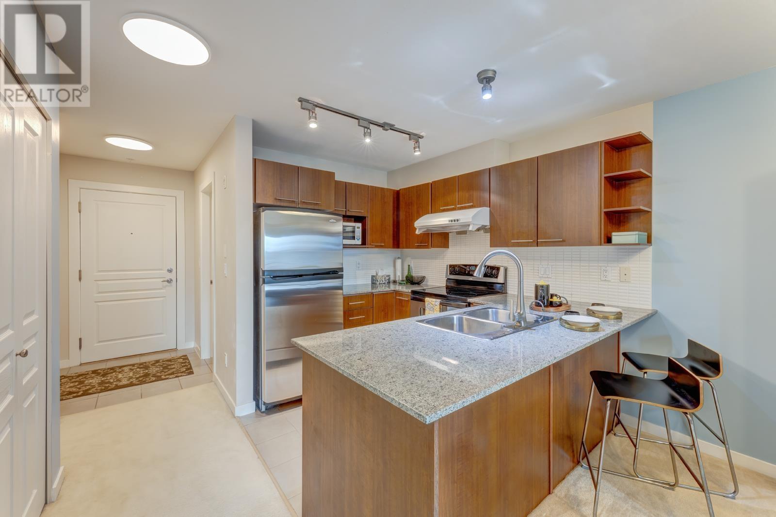 Listing Picture 7 of 30 : 319 4788 BRENTWOOD DRIVE, Burnaby / 本拿比 - 魯藝地產 Yvonne Lu Group - MLS Medallion Club Member