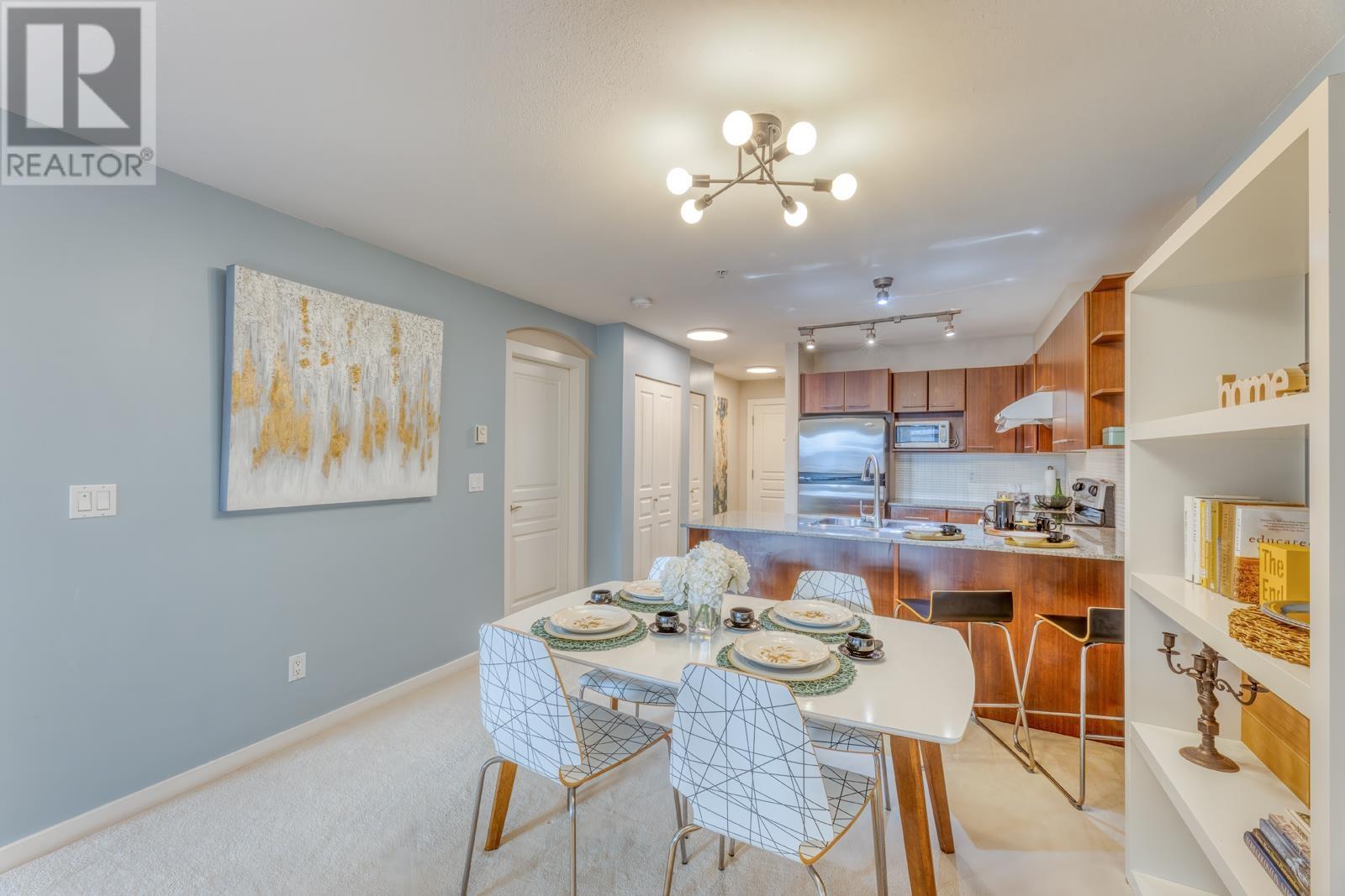 Listing Picture 3 of 30 : 319 4788 BRENTWOOD DRIVE, Burnaby / 本拿比 - 魯藝地產 Yvonne Lu Group - MLS Medallion Club Member