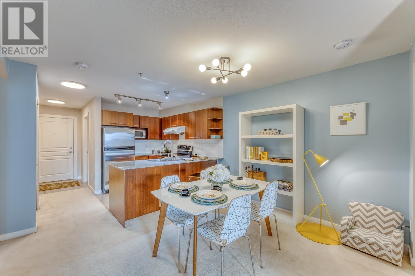 Listing Picture 2 of 30 : 319 4788 BRENTWOOD DRIVE, Burnaby / 本拿比 - 魯藝地產 Yvonne Lu Group - MLS Medallion Club Member